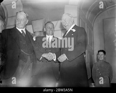 Pranzo degli sportivi britannici al team di test australiano . Quasi 400 leader nello sport britannico erano presenti ad un pranzo presieduto da Lord Lonsdale , al Savoy Hotel London . Foto mostra Lord Lonsdale saluto W M Woodfull , con Lord decies il Presidente del British Sportsman Club sulla sinistra . 30 aprile 1934 Foto Stock