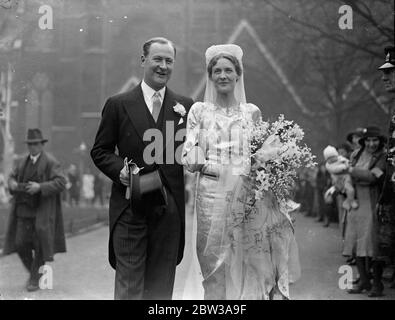 La sig.ra Barbara Waterfield si sposò con il sig. Adam Morris, a St Margaret' s, Westminster. La sig.ra Barbara Waterfield, figlia del colonnello e della sig.ra Waterfielld di Attlebridge , Norwich era sposata con il sig. Adam Denzil Morris, nella chiesa di St Margaret , a Westminster. Due bambini di quattro anni erano tra gli assistenti sposi . Erano Judy Miller e Michael Cripps , il quale è nipote di Sir Frederick Gripps e di un grande nipote di Lord Vestey . Lo sposo è figlio di Sir William Morris , ex Governatore delle Province Unite e di Assam e ora Vice Cancelliere della Durham University . Foto Foto Stock