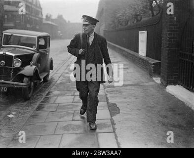 Immagine di Gasfitter alla mostra della Royal Academy , paesaggio dipinto in cucina . Ernest Gillan di Kentish Town , Londra un gasfitter , espone un paesaggio acquerello alla mostra della Royal Academy . Il paesaggio rappresenta una scena fluviale in Essex a metà estate . E' stato dipinto per la maggior parte nel salotto anteriore e nella cucina della casa del signor Gillan. Non ha uno studio e lavora in serata o durante il fine settimana . Quattro anni fa il signor Gillan ha esposto un paesaggio all'Accademia. Foto mostra il signor Ernest Gillan fotografato oggi durante le sue tornate come un montatore a gas . 5 maggio 1934 Foto Stock