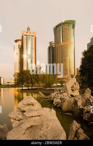 Pudong, Shanghai, Cina, Asia - skyline degli edifici di uffici nel quartiere finanziario di Lujiazui dal centro di Greenfield. Foto Stock