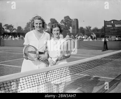 Giovani finalisti di tennis a Wimbledon . Le semifinali dei singoli dei campionati junior di tennis si sono disputate a Wimbledon . La foto mostra i due finalisti nei singoli delle ragazze , Miss Rowe ( a sinistra ) e Miss Platt . 14 settembre 1934 Foto Stock