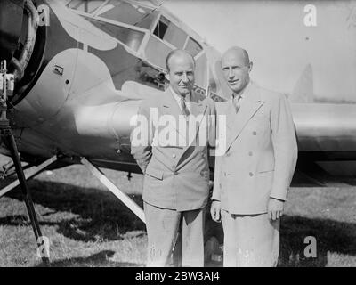 Sir Alan Cobham ha effettuato un test di rifornimento a Portsmouth in preparazione del suo volo non stop in India il 21 settembre . Il suo aereo, un' Airspeed Courier', e' un monoplano dotato di un motore Lynx di Armstrong Siddeley da 240 HP, e il rifornimento e' stato effettuato da un aereo a due motori, che e' stato usato come petroliera. Sarà accompagnato sul suo volo in India dal leader dello Squadron W Helmore , che ha ottenuto un congedo speciale dal Ministero dell'aria per il volo . Il rifornimento sarà effettuato lungo il tragitto da una compagnia di truppa ' Victoria ' all'aeroporto di Alexandra e da una ' Valencia ' a Shaiba vicino Foto Stock