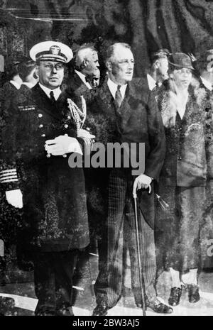 Alti funzionari e Presidenti rendono l'ultimo omaggio ai funerali di Woodin. Alti funzionari governativi e la Presidente e la signora Roosevelt hanno partecipato ai funerali di William Woodin , ex segretario del Tesoro della Fifth Avenue Presbyterian Church , New York . Nella foto si vede il Presidente e la signora Roosevelt e il colonnello Fred Watson Military Aide ( a sinistra ) . 5 maggio 1934 Foto Stock