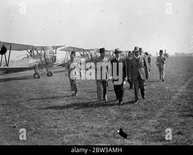 Squadrone d'aria egiziano testato a Lympne prima del volo di formazione in Egitto . Da utilizzare per sopprimere il contrabbando di dope . Una flotta di dieci biplani Avro costruita in Inghilterra per il governo egiziano ha subito prove e ispezioni ufficiali presso l' Aerodromo di Lympne, Kent , prima di decolorare per un volo di formazione al Cairo . Gli aerei saranno utilizzati in Egitto per scopi militari e per sopprimere il traffico di droga . Nella foto si possono vedere i Charge d' Affaires egiziani a Londra , H e Hakki Bey , ispezionando lo squadrone e gli ufficiali egiziani a Lympne . 14 settembre 1934 Foto Stock