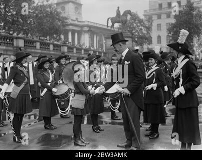 La Brigata delle ragazze della Chiesa tiene la parata annuale in Trafalgar Square . Il colonnello Beyle stringe le mani con il piccolo tamburo maggiore durante un'ispezione della Brigata . 15 settembre 1934 Foto Stock