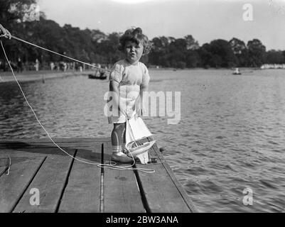 Il grande sforzo di Tommy Sopwith , una sua corsa nella serpentina . Little Tommy Sopwith , figlio di 22 mesi di MR e di Mrs Tom Sopwith , sui quali si concentra l' attenzione di tutto il mondo mentre sfidano la presa dell' America sulla Coppa America , il trofeo di yacht più famoso del mondo , Ho trascorso la domenica pomeriggio al Serpentine di Hyde Park navigando il suo modello di yacht , che ha chiamato il ' Endeavour '. Spera di essere un astronista come il suo papà . Spettacoli fotografici , Little Tommy Sopwith con il suo modello di yacht presso il lago Serpentine in Hyde Park . 16 settembre 1934 Foto Stock