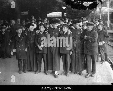 I coristi viennesi arrivano a Londra , Victoria . 1 ottobre 1934 Foto Stock