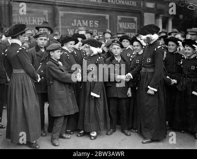 I coristi viennesi arrivano a Londra , Victoria , visto qui scuotere le mani con i membri dei giocatori boy del Lord Mayor . 1 ottobre 1934 Foto Stock