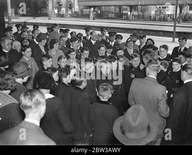 I coristi viennesi arrivano a Londra . Coro reale fondato 400 anni fa . 1 ottobre 1934 Foto Stock