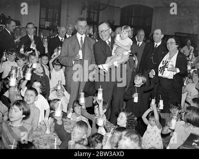 Sig. Walter Elliot Ministro dell' agricoltura beve latte con bambini in una scuola londinese. Il signor Elliot e il signor Astor sono i 1° ottobre 1934 Foto Stock