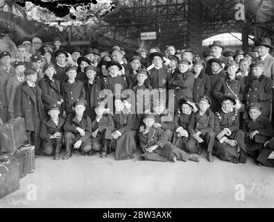 I coristi viennesi arrivano a Londra , Victoria . 1 ottobre 1934 Foto Stock