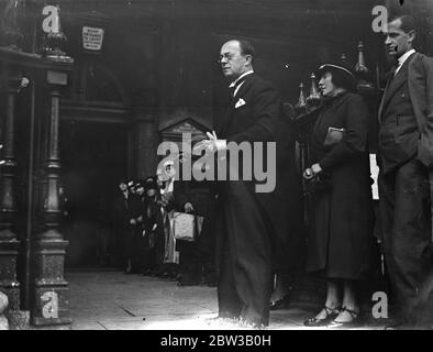 Servizio commemorativo tenuto a St Martin-in-the-Fields , Londra per l' attrice Mary Brough . Foto spettacoli ; attore Leslie Henson all'interno della chiesa 4 ottobre 1934 Foto Stock