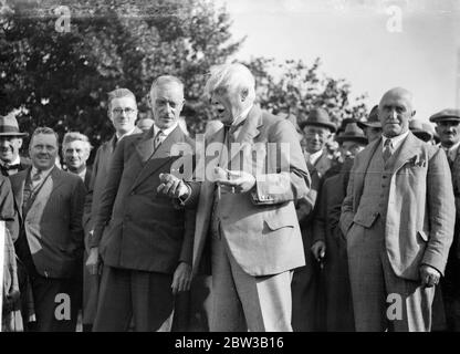 Il signor David Lloyd George , ex Premier in tempo di guerra e ora agricoltore gentiluomo , ha mostrato di fare un po' della sua coltura di patate nella sua fattoria a Churt , Surrey . 4 ottobre 1934 Foto Stock