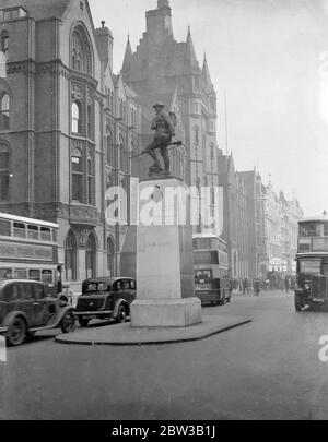 Una vista su High Holborn , Londra , che mostra il Prudential Assurance Building e il Royal London Fusiliers Monument , monumento di guerra . Ottobre 1934 . Foto Stock