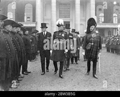 I pensionati di Chelsea in parata con Legionaires al Royal Chelsea Hospital di Londra . 7 ottobre 1934 . Foto Stock