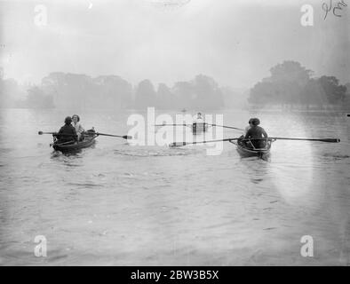 Concorrenti del club sportivo cieco in azione sull'acqua . 6 ottobre 1934 . Foto Stock