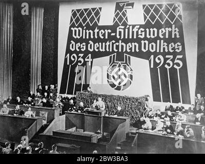 Hitler attacca i clques internazionali in un discorso alla campagna di raccolta fondi per l'Agenzia di soccorso invernale del popolo tedesco . 10 ottobre 1934 . Foto Stock