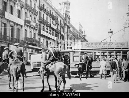 Guardia civile che disperde una folla di sciatori a Barcellona , Spagna , durante lo sciopero dei minatori asturiani . 11 ottobre 1934 . Foto Stock