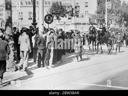 Guardia civile che disperde una folla di sciatori a Barcellona , Spagna , durante lo sciopero dei minatori asturiani . 11 ottobre 1934 . Foto Stock