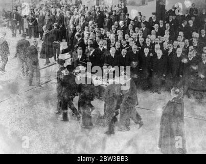 Il corpo del Ministro degli esteri francese, Louis Barthou, è portato dai membri del governo. Fu anche ucciso e ferito a morte nel tentativo di assassinio che prese la vita del re Alessandro di Jugoslavia . 11 ottobre 1934 . Foto Stock