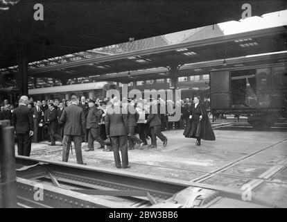 Il corpo del Ministro degli Esteri francese, Louis Barthou, che arriva a Parigi , dove giace nello stato . Fu anche ucciso e ferito a morte nel tentativo di assassinio che prese la vita del re Alessandro di Jugoslavia . 11 ottobre 1934 . Foto Stock