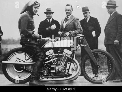 Atkins , il motociclista inglese , che cerca di rompere il record mondiale di velocità terrestre . 13 ottobre 1934 Foto Stock