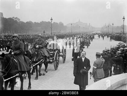 Bandiera copriva la bara sulla carrozza con armi che portava il corpo del defunto ministro degli Esteri francese Louis Barthou ai suoi funerali a Parigi . Fu ucciso e ferito fatalmente nel tentativo di assassinio che prese la vita del re Alessandro di Jugoslavia . 14 ottobre 1934 Foto Stock