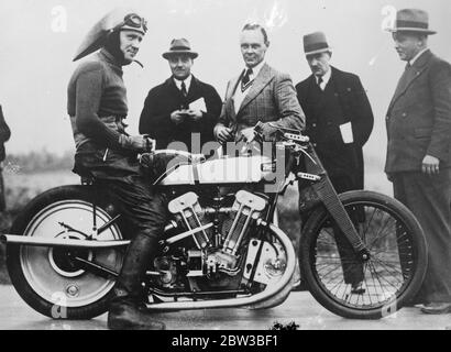 Atkins , il motociclista inglese , che cerca di rompere il record mondiale di velocità terrestre . 13 ottobre 1934 Foto Stock