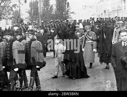 Re Pietro e sua madre, la Regina Maria di Jugoslavia, ai funerali del padre, il re Alessandro di Jugoslavia. 19 ottobre 1934 . Foto Stock