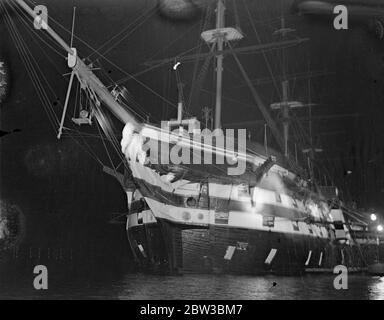 HMS Worcester la nave da addestramento a Greenhithe, Kent , illuminata per Trafalgar Day . 18 ottobre 1934 Foto Stock