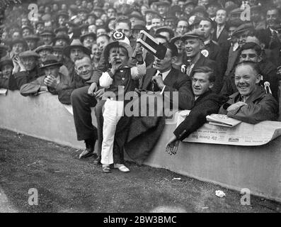 Un giovane gooner che scalda i polmoni all'Arsenal contro Tottenham Hotspur Football Club gioco all'Highbury Stadium a Londra . 20 ottobre 1934 Foto Stock