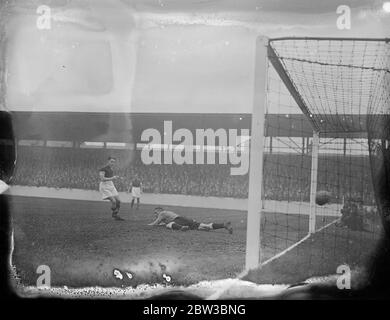 Hugh Mills segna il 1° goal di West Ham United contro Swansea . 24 ottobre 1934 Foto Stock