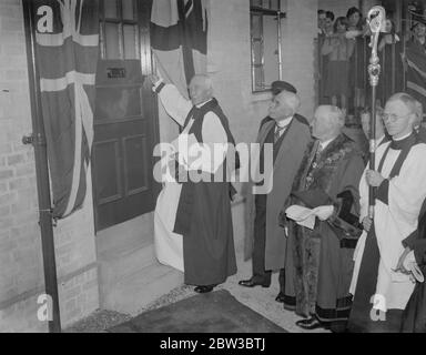 Il Dr. Winnington Ingram , Vescovo di Londra , apre i nuovi appartamenti di Finsburs . 22 ottobre 1934 Foto Stock