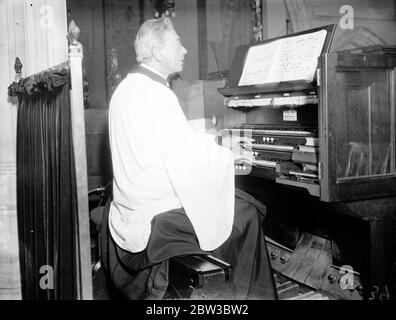 Thomas Rimmer al suo organo alla chiesa di Hendon, Londra. 25 ottobre 1934 Foto Stock