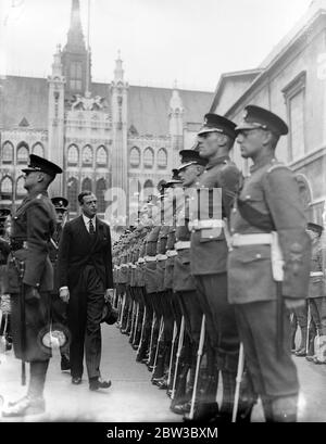 Il duca di Kent ispeziona la guardia d'onore delle Guardie di Grenadier . 27 ottobre 1934 Foto Stock