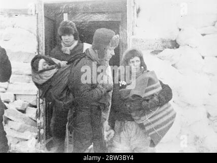 SS Chelyuskin , un piroscafo sovietico inviato in una spedizione per navigare attraverso il ghiaccio polare lungo la rotta marittima settentrionale da Murmansk a Vladivostok , è diventato legato al ghiaccio nelle acque artiche durante la navigazione . È stato catturato nei campi di ghiaccio in settembre. Dopo di che si è spostato nel pacco di ghiaccio prima di affondare il 13 febbraio 1934, schiacciato dai licepack vicino all'isola di Kolyuchin nel mare di Chukchi . L'equipaggio riuscì a fuggire sul ghiaccio e costruì una pista di atterraggio realizzata localmente utilizzando solo poche pale , pale di ghiaccio e due corone bar , che aiutarono nel salvataggio dell'equipaggio . Cinquantatré uomini camminarono Foto Stock