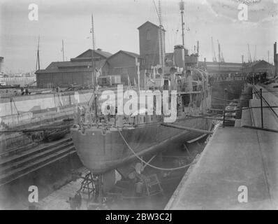 HMS Harrier , il nuovo miniatore inglese della classe Halcyon , quasi completato nel bacino di Southampton . 30 ottobre 1934 Foto Stock