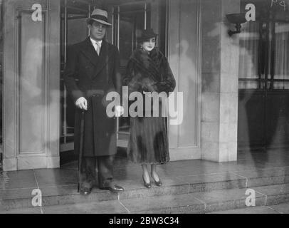 Woolworth Heiress ( Barbara Hutton ) a Londra con il suo principe Alexis Mdivani . 31 ottobre 1934 Foto Stock