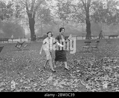Lady Mary Cambridge , la sposa reale al prossimo matrimonio del Duca di Kent e della Principessa Marina di Grecia e Danimarca , cammina tra le foglie d'autunno . 30 ottobre 1934 Foto Stock