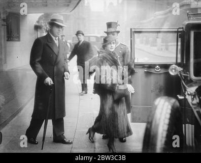 Woolworth Heiress ( Barbara Hutton ) a Londra con il suo principe Alexis Mdivani . 31 ottobre 1934 Foto Stock