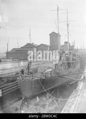 HMS Harrier , il nuovo miniatore inglese della classe Halcyon , quasi completato nel bacino di Southampton . 30 ottobre 1934 Foto Stock