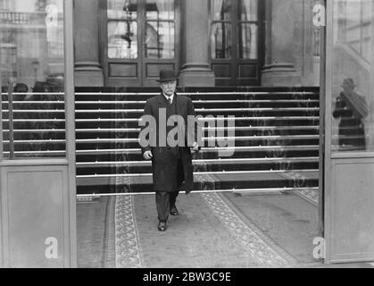 Crisi politica francese . Flandin diventa Premier francese dopo che Laval ha rifiutato l'ufficio. Herechal Petain , ministro francese della guerra . 8 novembre 1934 Foto Stock