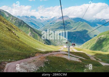 Vista estiva dei paesaggi del Caucaso dalla funivia di 7,5 km Kobi-Gudauri, che collega le stazioni sciistiche di Kobi e Gudauri. Aperto dal gennaio 2019, Poma Equipment Foto Stock