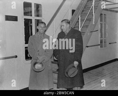 ' Big Bill' Tildean e Bruce Barnes , due giocatori di tennis americani , arrivano a Southampton . 14 novembre 1934 Foto Stock