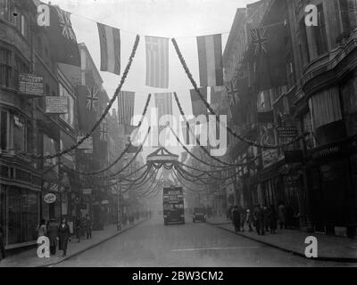 Decorazioni per il matrimonio reale del Duca di Kent alla Principessa Marina di Grecia in mostra a Bond Street , Londra . Novembre 1934 Foto Stock