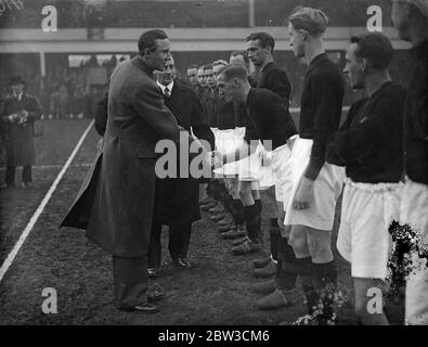 Arsenale di Svezia. La squadra di calcio svedese, AIK , incontra West Ham a Upton Park . Il principe Carlo di Svezia guarda la partita mentre visita per il matrimonio reale . Spettacoli fotografici ; il principe Carlo di Svezia stringe le mani con il team AIK . 26 novembre 1934 Foto Stock