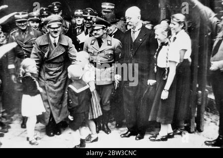 Hitler promuove la giovane idea . Il Comitato di accoglienza di Adolf Hitler di tre bambini piccoli a Marienburg , Prussia orientale . 5 ottobre 1935 Foto Stock