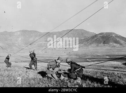 Gli ingegneri italiani costruiscono strade sulla frontiera settentrionale . Ingegneri italiani che costruendo e testando linee telegrafiche verso la sede centrale del campo da una base vicino a Makalle , l'obiettivo italiano in Argentina . 24 ottobre 1935 Foto Stock