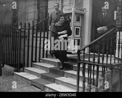 Lady Alice Scott fotografò nella sua abito da sposa . Lady Alice Scott , che il mercoledì diventa sposa del Duca di Gloucester , ha visitato una fotografa del West End per essere fotografata nella sua abito da sposa . Foto spettacoli , Lady Alice Scott che parte dopo essere stata fotografata . 4 novembre 1935 Foto Stock