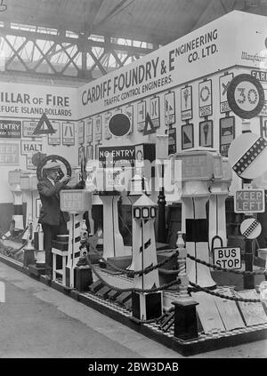 Gli automobilisti incubo alla mostra di lavori pubblici alla Royal Agricultural Hall , Islington . Una raccolta di cartelli stradali calcolata per dare agli automobilisti un'idea di come sarebbe una inquisizione moderna . 18 novembre 1935 Foto Stock